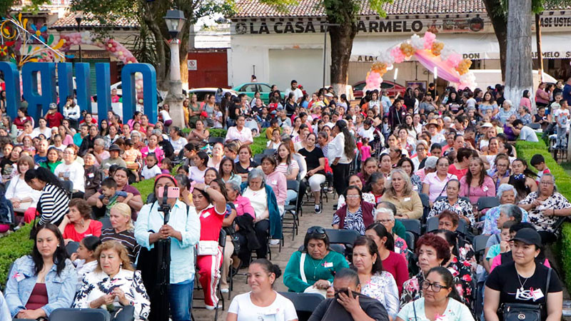 Con verbena, regalos y mucho cariño, celebran a las mamás en Quiroga, Michoacán 