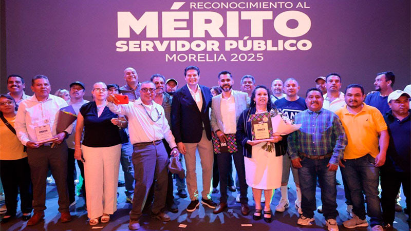 Premia gobierno de Alfonso Martínez a trabajadores destacados 