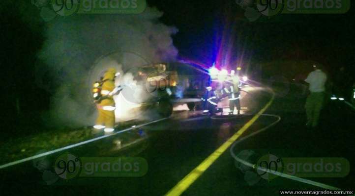Bomberos sofocan incendio de camión en la Zacapu - Zamora - Foto 0 