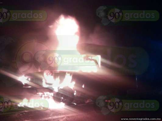Bomberos sofocan incendio de camión en la Zacapu - Zamora - Foto 1 