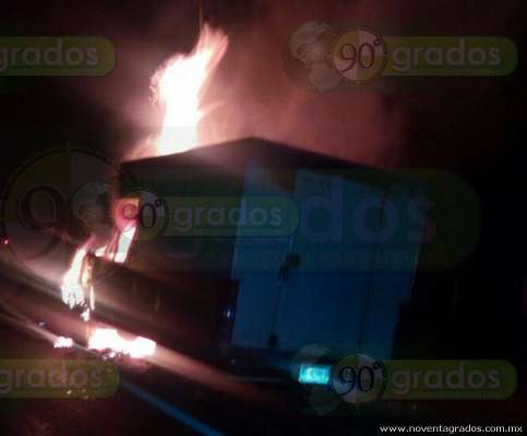 Bomberos sofocan incendio de camión en la Zacapu - Zamora - Foto 2 