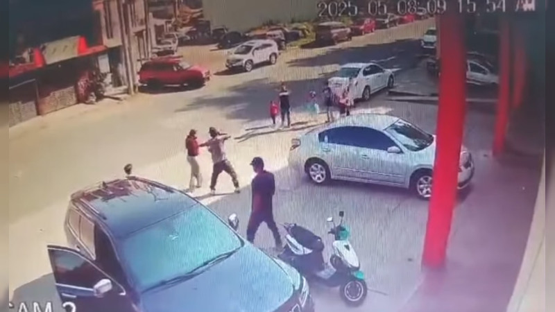 Encañonan con ametralladora a mujer y niños para robarles su camioneta en Uruapan, Michoacán 