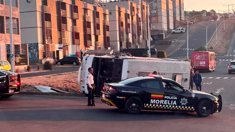 Vuelca camión urbano en Morelia, Michoacán 