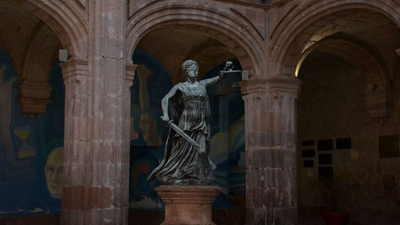 Improcedente juicio de amparo contra reforma a la Universidad Michoacana: Juez de Distrito 