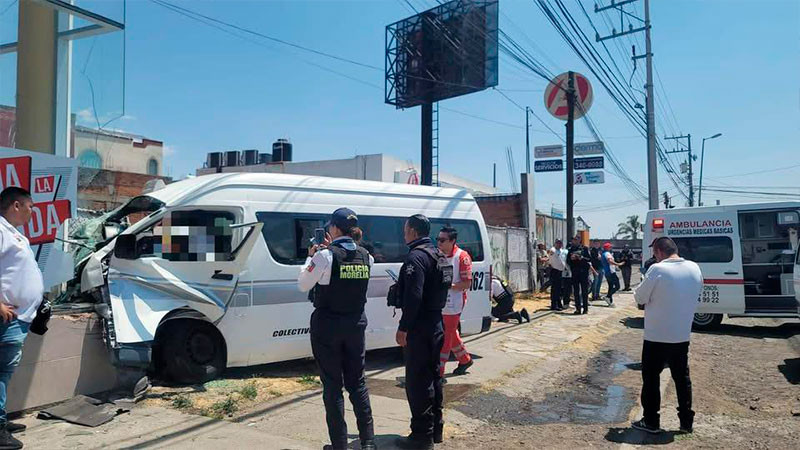 Combi gris chocó en el libramiento de la capital michoacana, conductor murió 