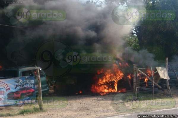 Fuerte incendio en negocio, en Lázaro Cárdenas, deja cuantiosos daños materiales - Foto 0 