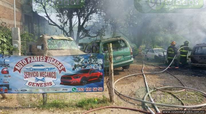Fuerte incendio en negocio, en Lázaro Cárdenas, deja cuantiosos daños materiales - Foto 1 