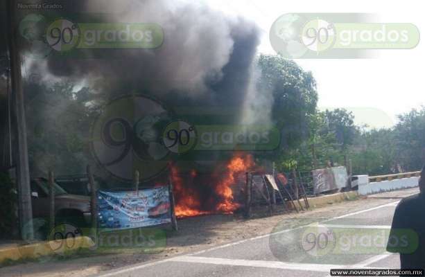 Fuerte incendio en negocio, en Lázaro Cárdenas, deja cuantiosos daños materiales - Foto 3 