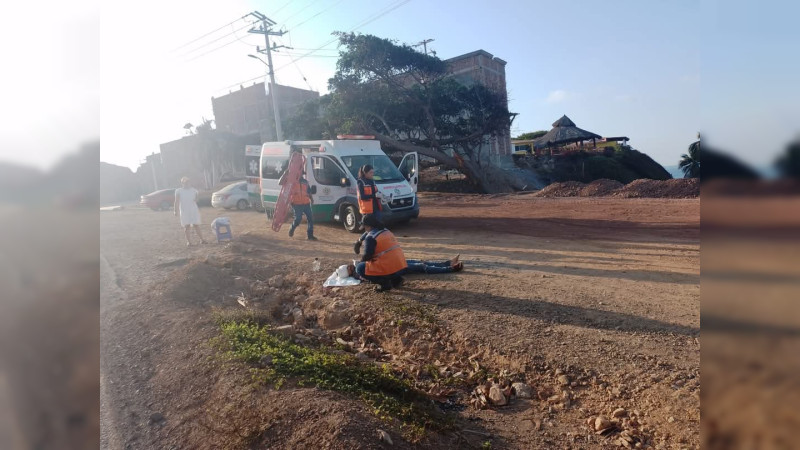 Motociclista muere tras impactarse con un árbol en Lázaro Cárdenas, Michoacán 