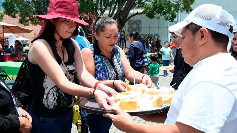 Pastel gigante para festejar a mamás en el Festival de Origen 