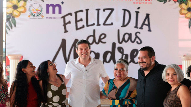 Festeja Alfonso Martínez a madres del Sindicato de Limpia y Transportes 