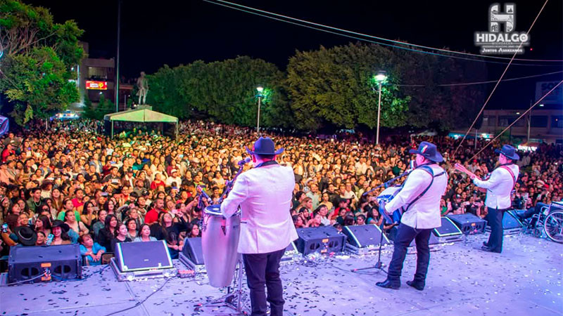 La gente de Ciudad Hidalgo, cantó y bailó a ritmo de la música de los Cardenales de Nuevo León 