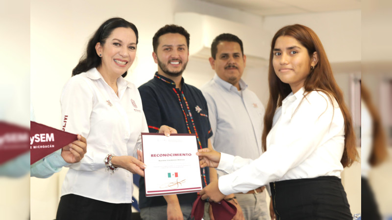 Entrega Iemsysem apoyos a estudiantes de Huetamo y Carácuaro, Michoacán  