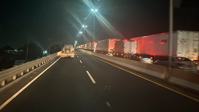 Habitantes de Fuentes de Balvanera bloquean carretera Apaseo el Alto-Querétaro para exigir solución al desabasto de agua 