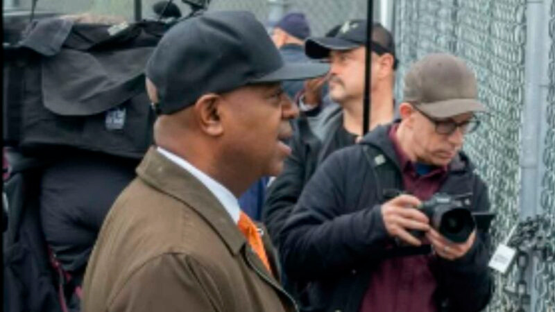 Detienen a alcalde de Newark por allanar un centro de detención de migrantes en Nueva Jersey 