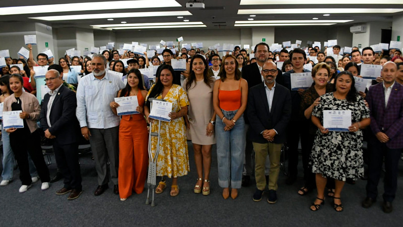 Talento juvenil de Morelia, brilla con entrega de constancias del Programa de Becas 2025 