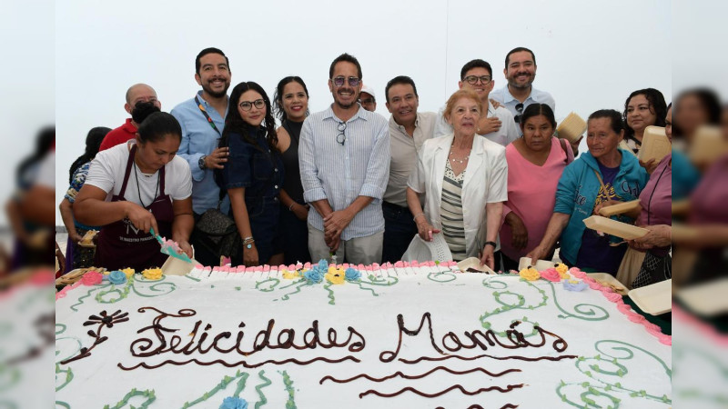 Dulce festejo para mamá en el Festival de Origen; parten pastel monumental  