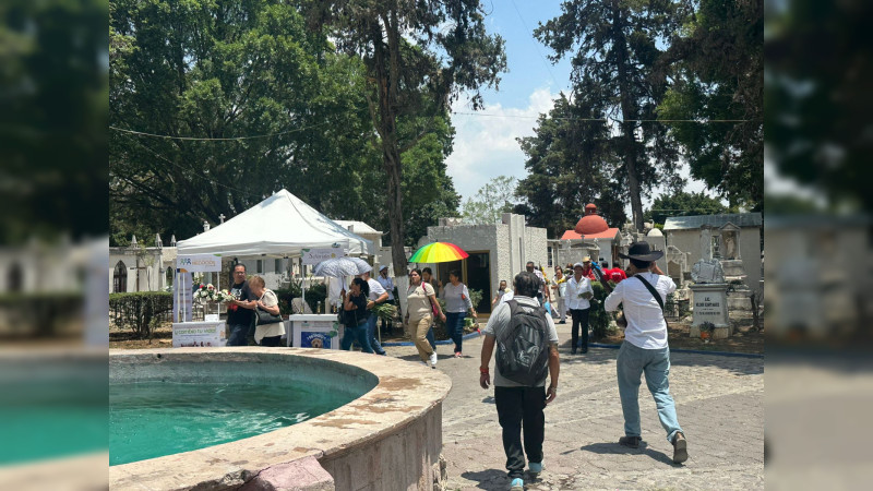 Miles de personas acuden al Panteón Municipal para conmemorar el Día de las Madres