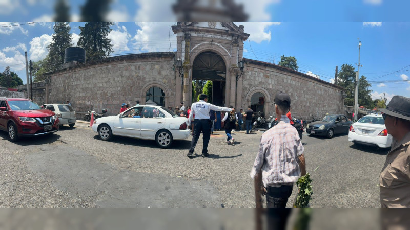 Miles de personas acuden al Panteón Municipal para conmemorar el Día de las Madres