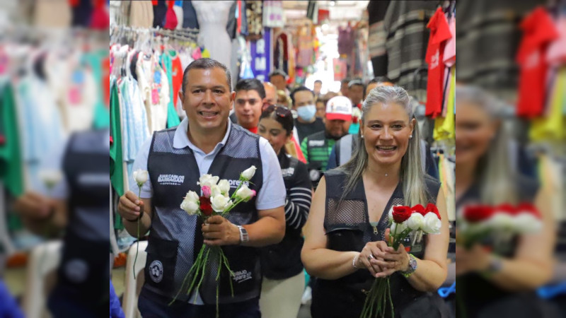Barragán y Vero Zamudio festejan a las mamás en el mercado Independencia