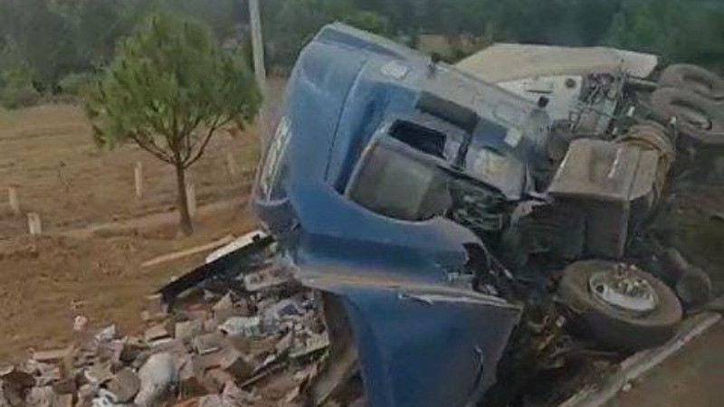 Vuelca tráiler en la autopista Pátzcuaro-Cuitzeo  