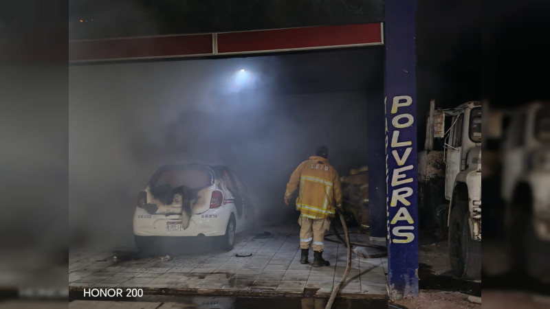 Evacúan conjunto habitacional por incendio de taxi, en Apatzingán, Michoacán  