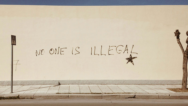 Trump ofrece dinero para autodeportación y enciende alerta entre migrantes en proceso legal 