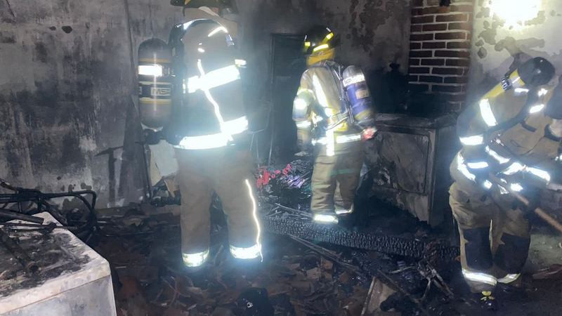 Se prende en fuego vivienda en Morelia, Michoacán; policías rescatan a habitantes 