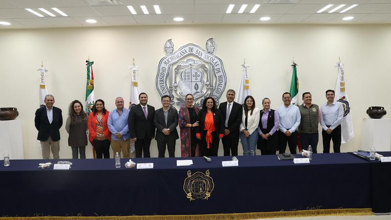 Red Juntos por Michoacán recibe donación de Fuente Digital Braille Espejo en beneficio del estudiantado 