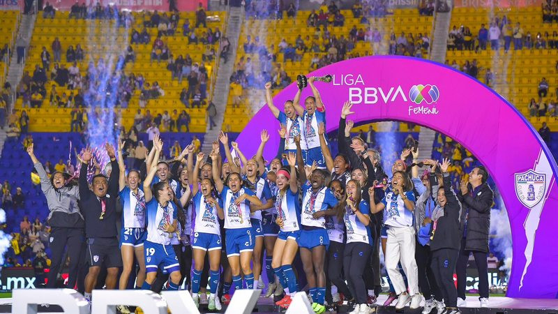 Tuzas del Pachuca alzan su primer título de la Liga MX femenil tras vencer al América 