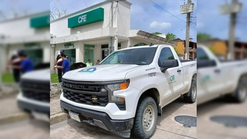Célula criminal se apodera de camioneta de la CFE, en asalto carretero en Uruapan, Michoacán: FGR investiga 