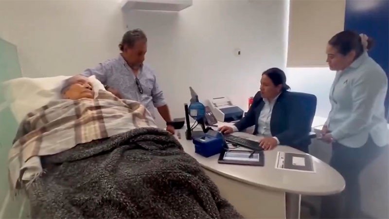 ¡Increíble! Banco obliga a abuelita de 96 años a ir en camilla a una de sus sucursales en Oaxaca 