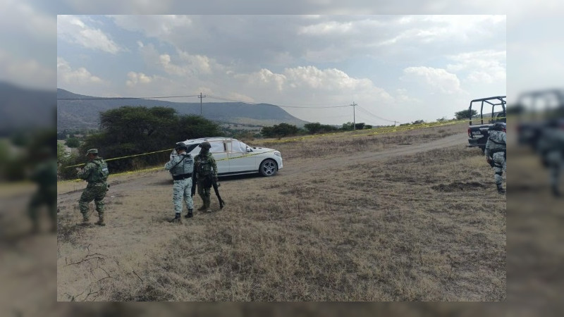 Abandonan cadáveres de una pareja en la cajuela de una camioneta, cerca del Aeropuerto de Morelia, Michoacán 