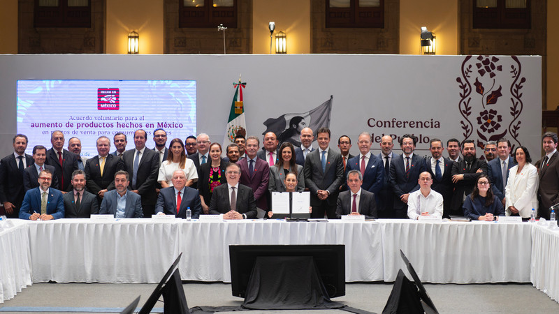 Claudia Sheinbaum firma acuerdo con tiendas para aumentar venta de productos mexicanos 