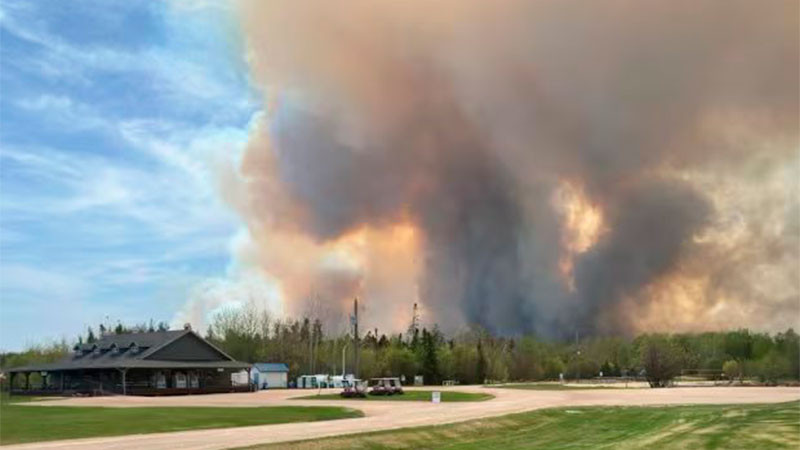 Provoca incendio en Canadá el fallecimiento de dos personas y mil evacuados 