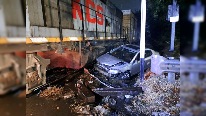 Auto es embestido por el tren en Morelia, Michoacán; conductor se da a la fuga 