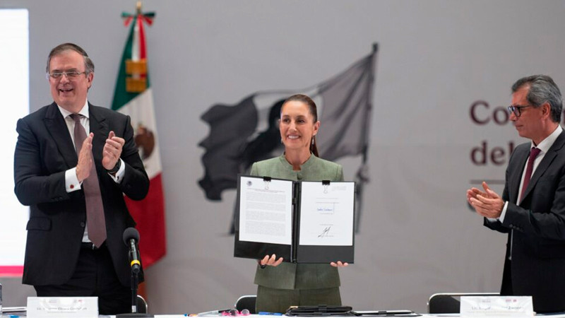 Sheinbaum firma acuerdo con tiendas para aumentar ventas de productos hechos en México 