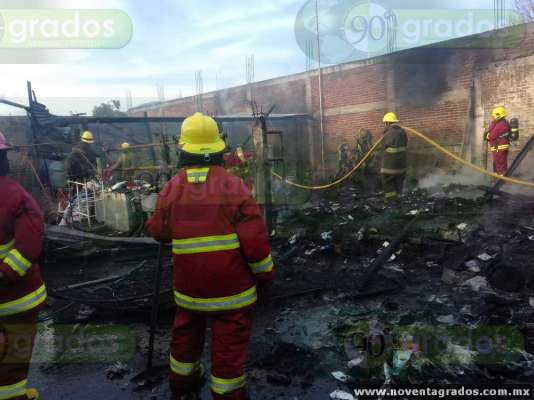 Incendio reduce a cenizas dos humildes viviendas en Uruapan, Michoacán; no hay heridos - Foto 0 