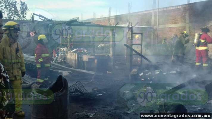 Incendio reduce a cenizas dos humildes viviendas en Uruapan, Michoacán; no hay heridos - Foto 2 