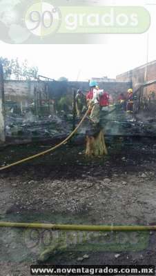 Incendio reduce a cenizas dos humildes viviendas en Uruapan, Michoacán; no hay heridos - Foto 3 