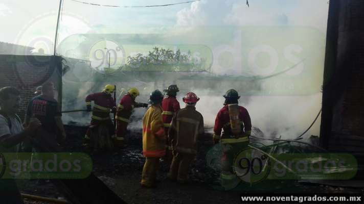 Incendio reduce a cenizas dos humildes viviendas en Uruapan, Michoacán; no hay heridos - Foto 4 
