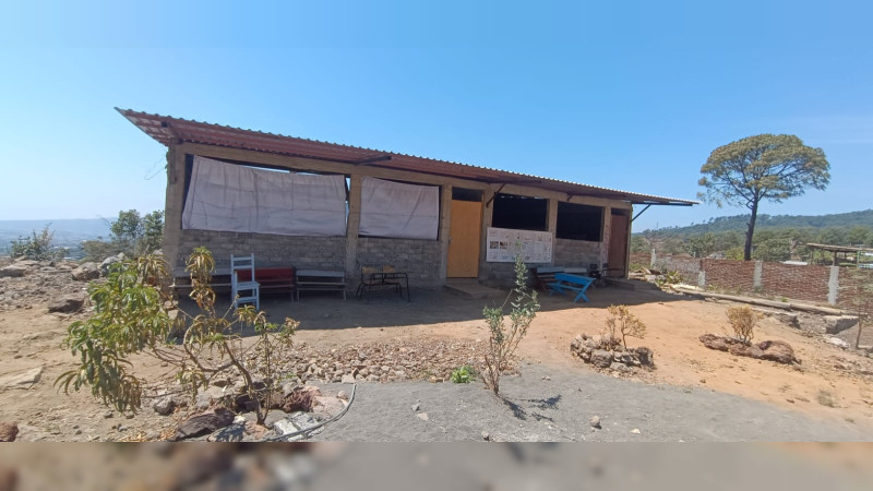 Entre inseguridad y escuelas de palitos trabajan maestros michoacanos 