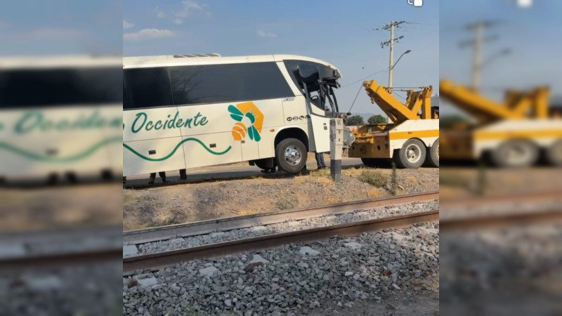 Tren choca contra autobús que intentó ganarle el paso en Tarimoro, Guanajuato; hay cinco heridos