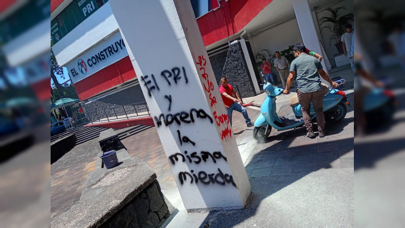 Vandalizan oficinas del INE y del PRI en Xalapa, Veracruz 