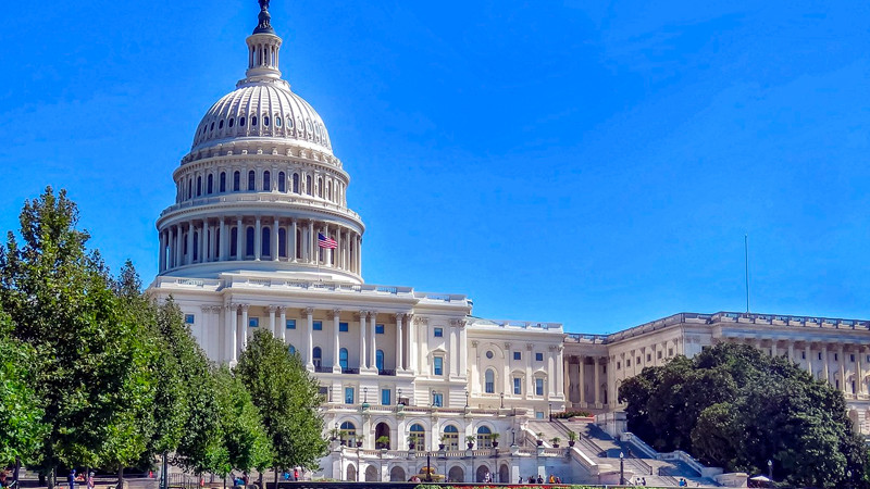 Legisladores republicanos bloquean plan fiscal de Trump; incluye arancel a remesas 