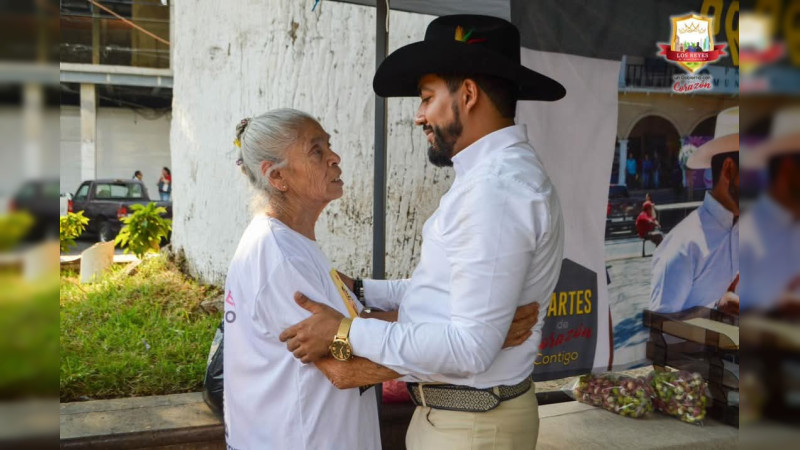 En localidad de Cherato, Ayuntamiento de Los Reyes entrega cemento, láminas, tinacos y maquinaria agrícola 