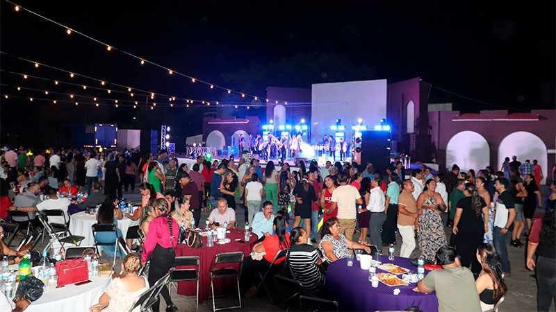 Ayuntamiento de Apatzingán festeja el Día del Maestro 