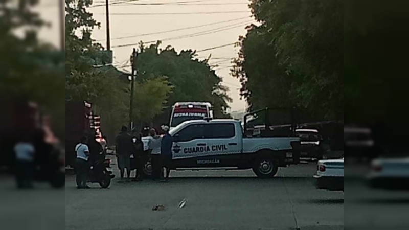 Hombre es asesinado a balazos en la colonia Lomas de Palmira, Apatzingán, Michoacán 