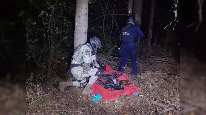 Autoridades aseguran arsenal abandonado en brecha de Pátzcuaro, Michoacán 