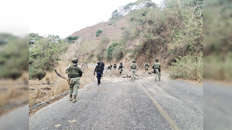 Criminales destruyen un tramo de la carretera Coalcomán – Aquila, Michoacán: Policías y militares la reabren 